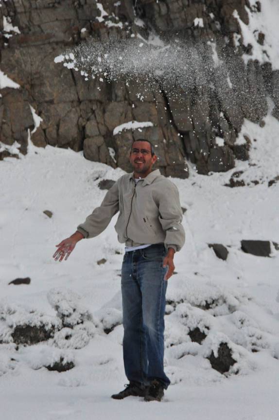 Brincando com a neve no Atigun Pass, 1.450 metros de altitude, 8 graus negativos de temperatura e 68 graus de latitude norte, na Dalton Highway, no norte do Alaska